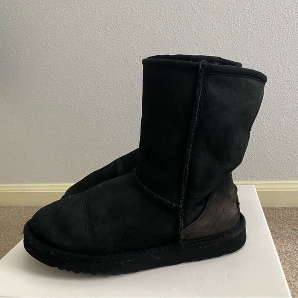 Ugg Classic Short Black Boots size 7. Used condition - Picture 3 of 11